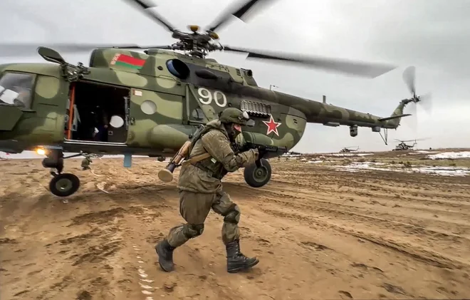 V Belorusiji je okoli 30.000 ruskih vojakov. FOTO: AFP
