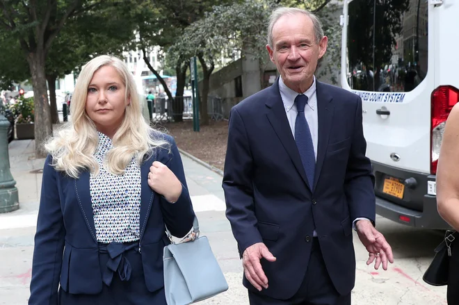 Virginia Roberts Giuffre v družbi svojega odvetnika. Foto: REUTERS/Shannon Stapleton
