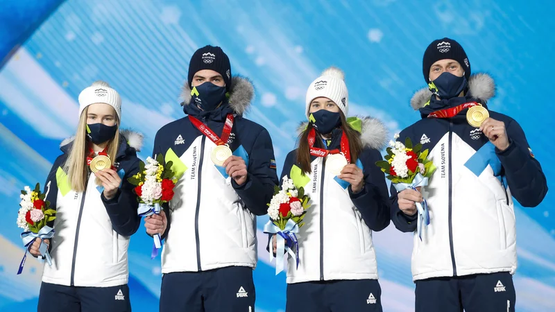 Fotografija: Nika Križnar, Timi Zajc, Urša Bogataj in Peter Prevc v mešani ekipni tekmi skakalcev. FOTO: Matej Družnik