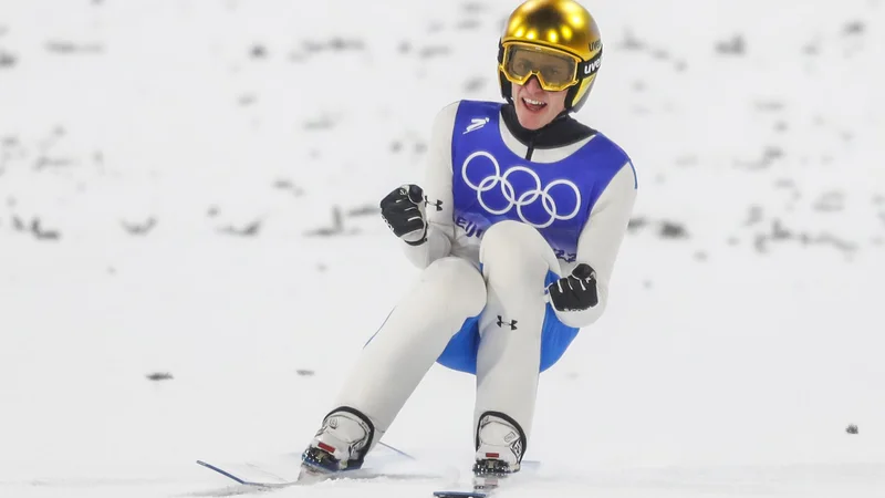 Fotografija: Petru Prevcu se je prav na olimpijskih igrah vrnil nasmeh, saj je tu skakal precej bolje kot pred tem v sezoni. FOTO: Matej Družnik/Delo