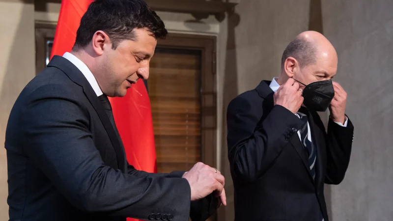 Fotografija: Ukrajinski predsednik Volodimir Zelenski in nemški kancler Olaf Scholz sta bila med najbolj izpostavljenimi gosti münchenske varnostne konference. Foto Sven Hoppe/AFP