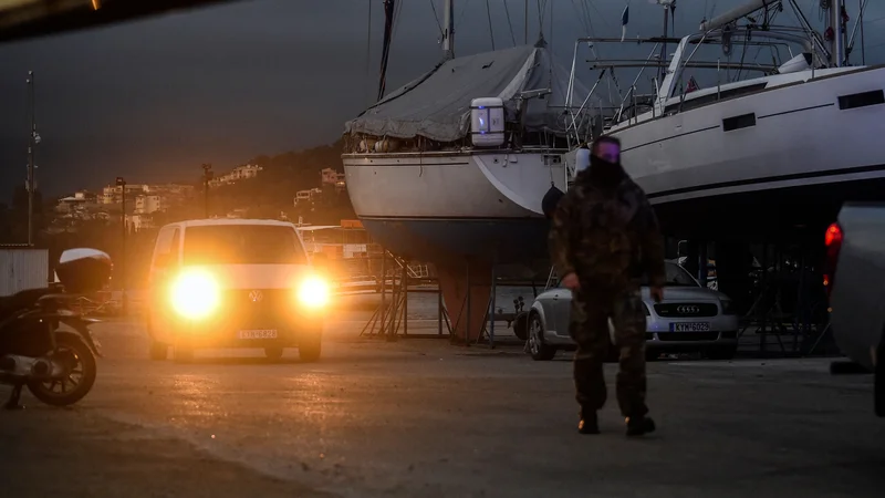 Fotografija: Na trajektu so našli prvo zoglenelo truplo. FOTO: Angelos Tzortzinis/Afp