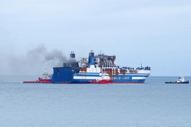 Z italijanskega trajekta Euroferry Olympia se dviga dim. FOTO: Stringer/Reuters
