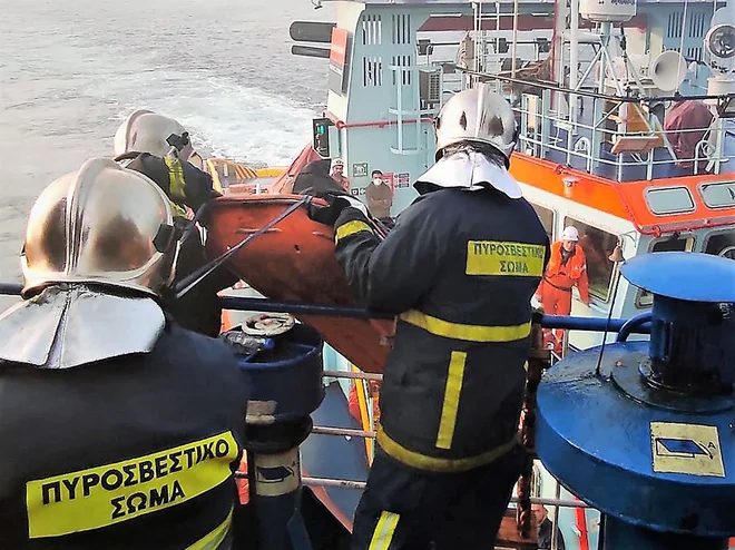 Še vedno pogrešajo deset ljudi, večinoma voznike tovornjakov iz Bolgarije in Grčije. FOTO: Hellenic Fire Service/Afp
