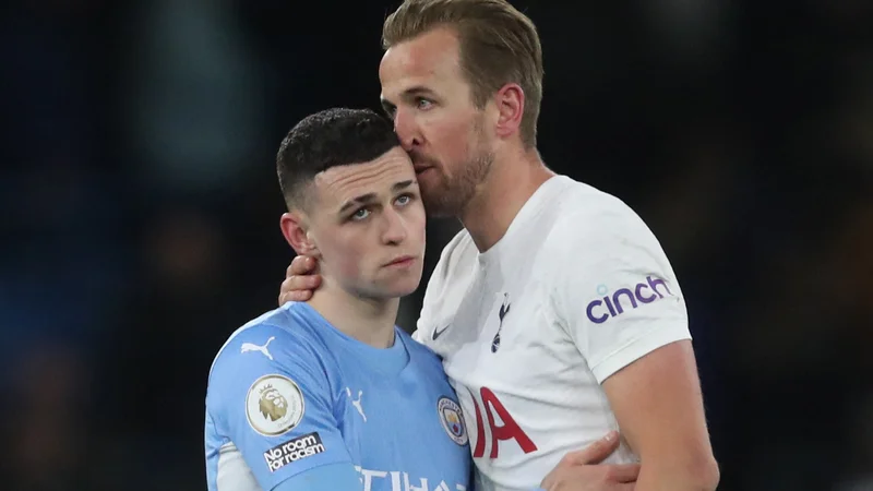 Fotografija: Phil Foden (levo) je moral le nekaj ur pred obiskom manchestrske dvorane priznati premoč Tottenhamu in Harryju Kanu v premier league. Spursi so slavili s 3:2 po golu Kana v 95. minuti. FOTO: Russell Cheyne/Reuters