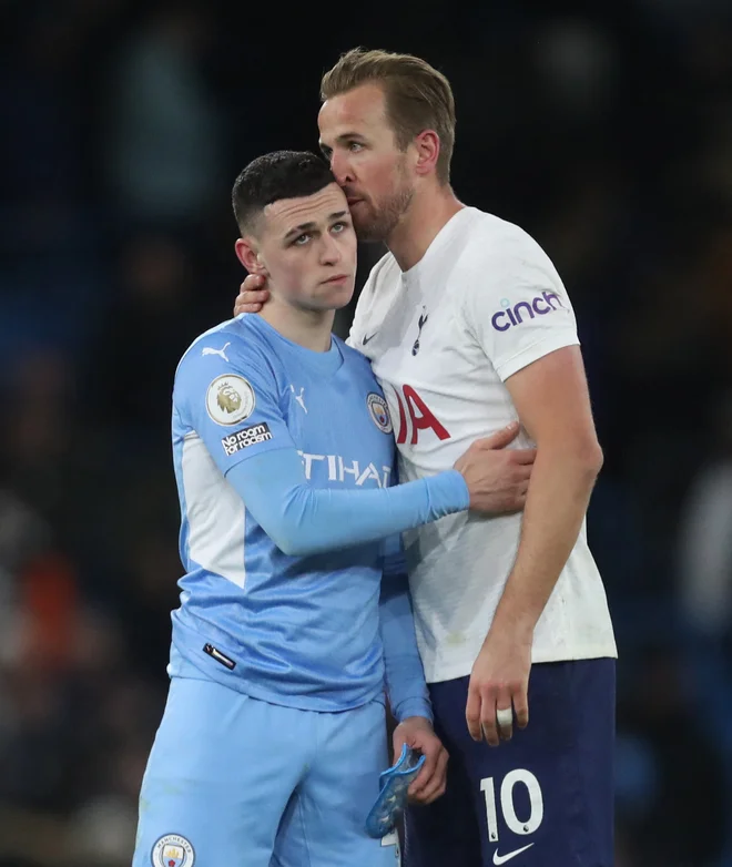Phil Foden (levo) je moral le nekaj ur pred obiskom manchestrske dvorane priznati premoč Tottenhamu in Harryju Kanu v premier league. Spursi so slavili s 3:2 po golu Kana v 95. minuti.&nbsp;FOTO: Russell Cheyne/Reuters
