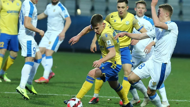 Fotografija: Odlični Domžalčani (v belih dresih) so v štirih dneh premagali dva kandidata za prvaka, na Bonifiki tudi vodilno moštvo Koper. FOTO: Jože Suhadolnik/Delo
