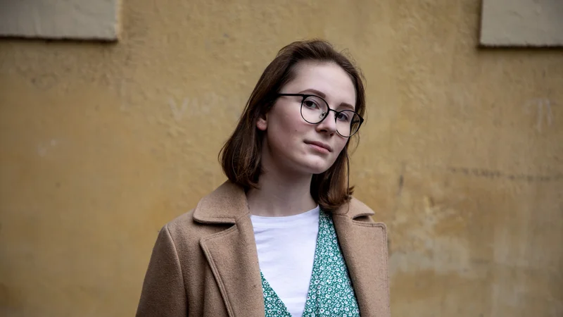 Fotografija: »Besede prvič oživijo, ko jih nekdo zapiše, nato pa jih lahko oživi samo še bralec; zato pri pisanju določene misli velikokrat namenoma pustim odprte,« je poudarila Nika Šoštarič. FOTO: Voranc Vogel