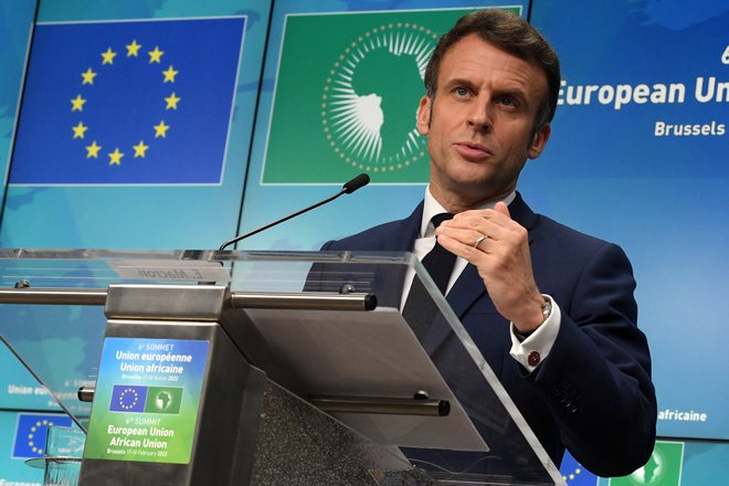 Posrednik je francoski predsednik  Emmanuel Macron. FOTO: Pool/Reuters
