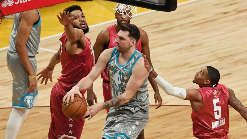 Fotografija: Luka Dončić je v Clevelandu še tretjič zapored igral na tekmi vseh zvezd in pripomogel k zmagi ekipe LeBron James. FOTO: Kyle Terada/Usa Today Sports
