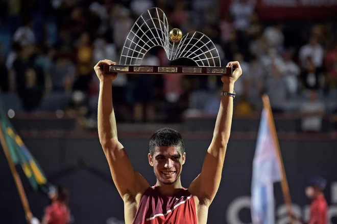 Carlos Alcaraz, najstnik iz Murcie, se je po drugi turnirski zmagi serije ATP 500 na peščenem igrišču že prebil med dvajset najboljših teniških igralcev na svetu. FOTO: Carl De Souza/AFP
