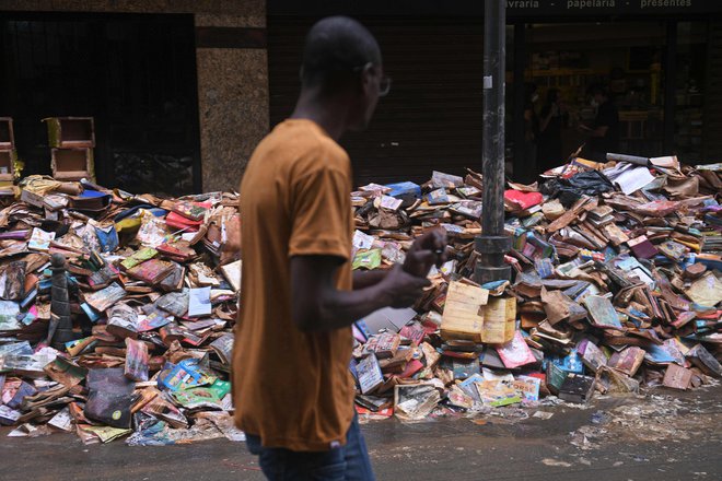 V Petropolisu je neurje uničilo tudi več tisoč knjig. FOTO: Mauro Pimentel/Afp
