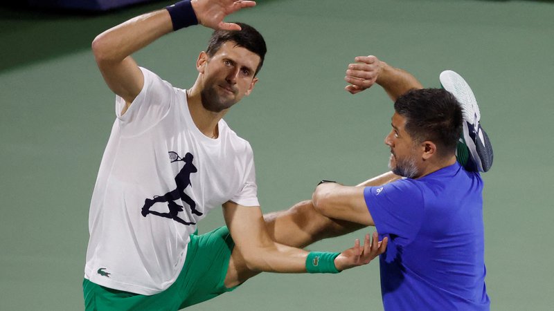 Fotografija: Novak Đoković se v tekmovalni ritem vrača ta teden na turnirju v Dubaju, kjer pa kljub zmagi lahko izgubi vodilni položaj na lestvici ATP, če bo Rus Danil Medvedjev zmagal v Mehiki. FOTO: Suhaib Salem/Reuters
