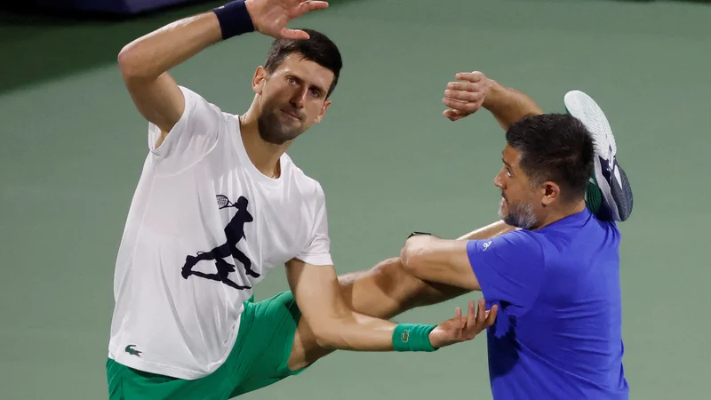 Fotografija: Novak Đoković se v tekmovalni ritem vrača ta teden na turnirju v Dubaju, kjer pa kljub zmagi lahko izgubi vodilni položaj na lestvici ATP, če bo Rus Danil Medvedjev zmagal v Mehiki. FOTO: Suhaib Salem/Reuters