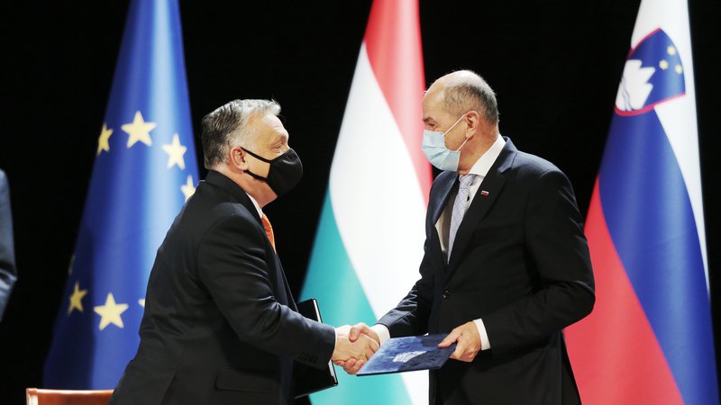 Fotografija: »Zdaj smo na isti politični valovni dolžini,« je na srečanju v Lendavi povedal madžarski premier Viktor Orbán. FOTO: Jože Suhadolnik/Delo
