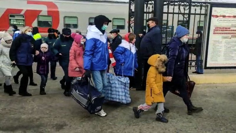 Fotografija: V zadnjih dnevih so prebivalci uporniških republik bežali v Rusijo in na ozemlje, ki je pod nadzorom ukrajinskih oblasti. FOTO: AFP

