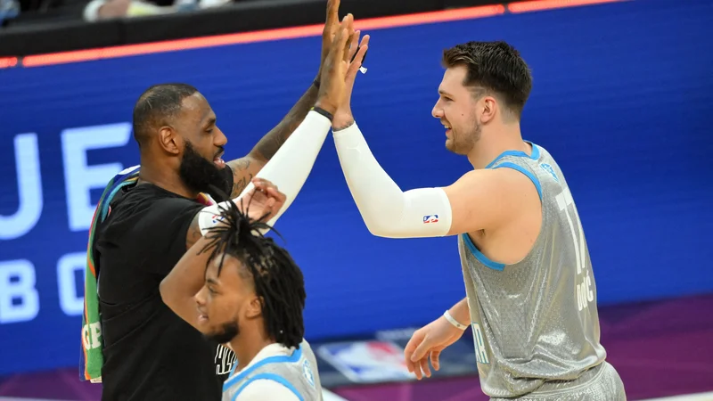Fotografija: Luka Dončić na parketu še ni imel glavne vloge, a ko ga je pozdravil največji Michael Jordan, so mu mnogi košarkarski kolegi zavidali. FOTO: David Richard/Usa Today Sports