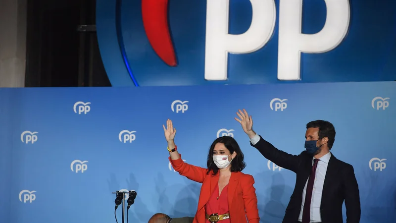 Fotografija: Vihar, kakršnega v PP ne pomnijo, je izbruhnil v četrtek, ko je Isabel Díaz Ayuso javno obtožila vodstvo stranke na čelu s Pablom Casadom, da kuje umazano strategijo, s katero jo hoče uničiti. FOTO: Pierre-Philippe Marcou/Afp