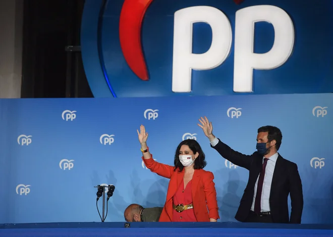 Vihar, kakršnega v PP ne pomnijo, je izbruhnil v četrtek, ko je Isabel Díaz Ayuso javno obtožila vodstvo stranke na čelu s Pablom Casadom, da kuje umazano strategijo, s katero jo hoče uničiti. FOTO:&nbsp;Pierre-Philippe Marcou/Afp
