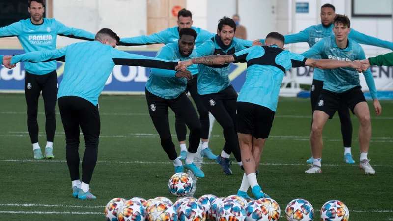 Fotografija: Takole so se nogometaši Villarreala v svojem vadbenem središču pripravljali na spopad z Juventusom. FOTO: Jose Jordan/AFP