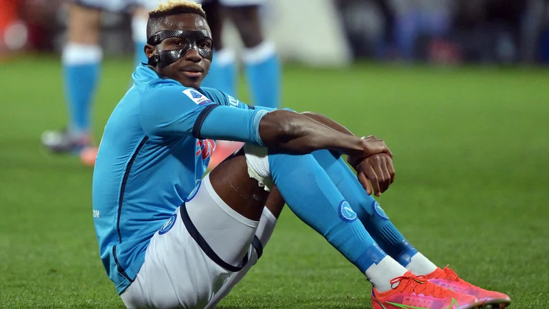 Fotografija: Victor Osimhen je priigral Napoliju zgolj točko na gostovanju na Sardiniji. FOTO: Alberto Lingria/Reuters