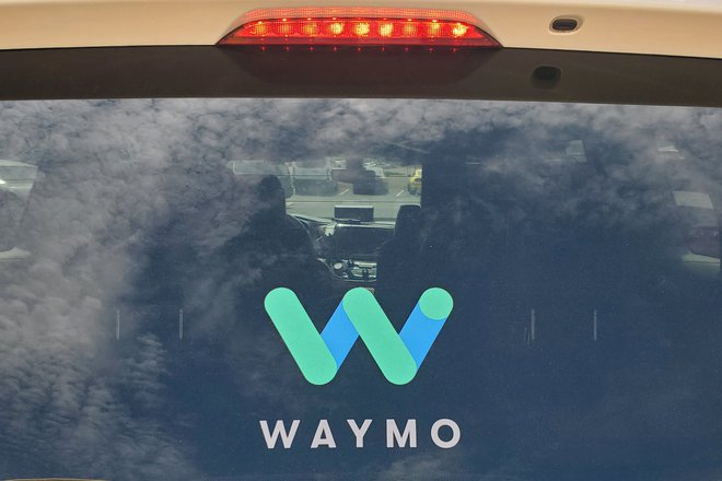 Eno od ameriških podjetij, ki ponujajo storitev robotskega taksija, je Waymo. FOTO: Paresh Dave/Reuters
