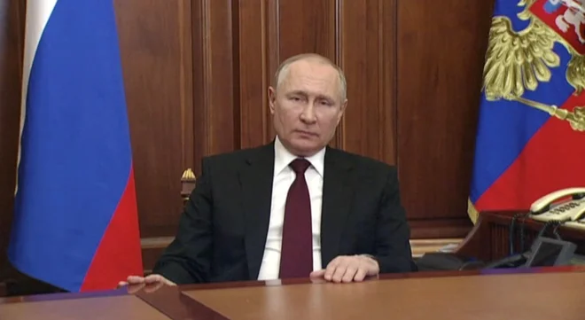 Putin med nagovorom ljudstva. Ni sicer še jasno, kdaj naj bi ruski vojaki krenili čez mejo. FOTO: Reuters Tv Via Reuters