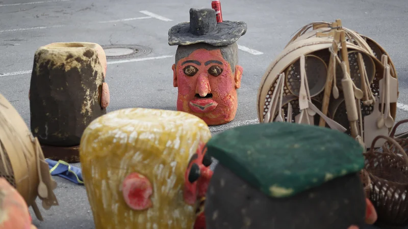 Fotografija: Ves hrup in vso agonijo tega sveta ustvarjajo prav »maškare«, ki ščitijo svoje »maske« in se borijo za prazen za nič. Foto Leon Vidic/Delo
