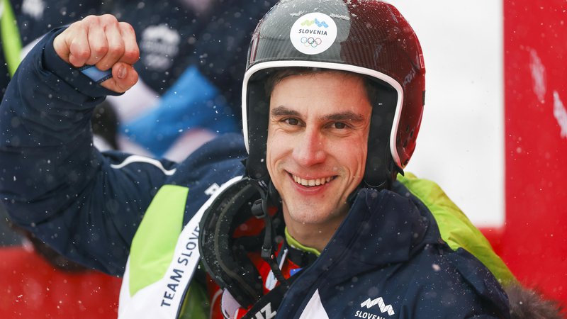 Fotografija: Žan Kranjec slavi po drugi vožnji olimpijskega veleslaloma, ki mu je prinesla srebrno kolajno. FOTO: Matej Družnik/Delo
