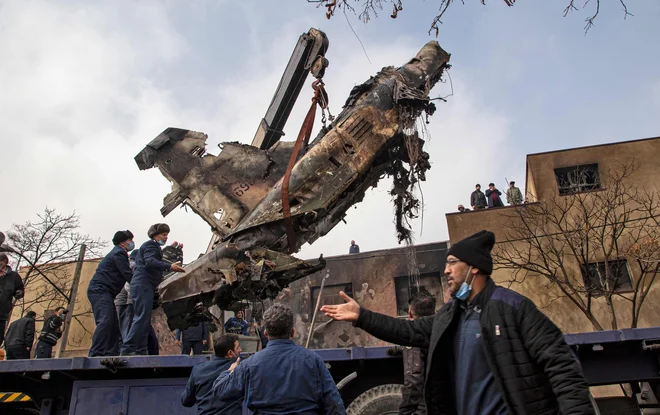 Iransko vojaško reaktivno letalo je strmoglavilo na območje stanovanjske soseske severozahodnega mesta Tabriz. V nesreči so umrli trije ljudje, vključno z dvema članoma posadke. Vodja lokalnega Rdečega polmeseca je povedal, da se je letalo zaletelo v šolo in da je bil eden od mrtvih prebivalec soseske. Preiskava nesreče je v polnem teku. Foto: Maryam Ebrahime/Afp