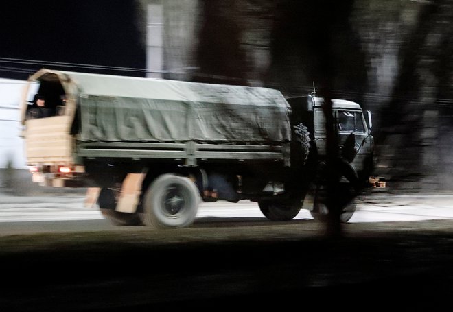 Vojaški tovornjak v mestu Doneck, ki ga nadzorujejo separatisti. FOTO: REUTERS/Alexander Ermochenko
