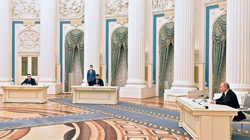Fotografija: Ruski predsenik Vladimir Putin bi lahko tokrat doživel skoraj popolno osamitev Rusije, ki pa je finančno močno odvisna predvsem od EU in njenih nakupov energentov. FOTO: Alexey Nikolsky/Afp