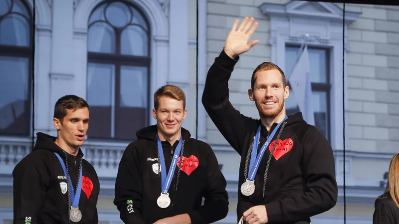 Fotografija: Slovenski odbojkarji na lanskem sprejemu v Ljubljani po osvojenem drugem mestu na EP. FOTO: Jože Suhadolnik/Delo