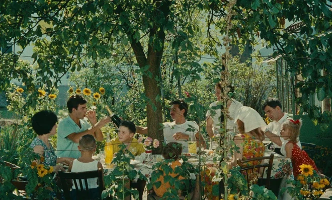 Filmu so nekateri očitali nemoralnost, vendar so pri tem spregledali visoko stilizirano ironijo, s katero avtorica slika prizore idilične družinske sreče, meni Anja Banko. FOTO: promocijsko gradivo
