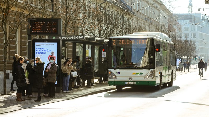 Fotografija: Od 212 LPP-jevih avtobusov jih 90 že poganja zemeljski plin. FOTO: Črt Piksi/Delo
