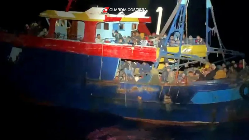 Fotografija: Migranti so bili na dveh prepolnih ribiških ladjah. FOTO: Italian Coast Guard Via Reuters