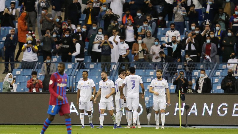 Fotografija: Real Madrid in Barcelona mrzlično iščeta nove prihodke, letošnjega januarja sta igrala tudi v Savdski Arabiji. FOTO: Ahmed Yosri Reuters

