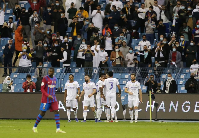 Real Madrid in Barcelona mrzlično iščeta nove prihodke, letošnjega januarja sta igrala tudi v Savdski Arabiji. FOTO: Ahmed Yosri Reuters
