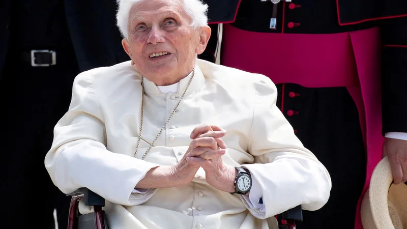 Fotografija: Zagovorniki papeža, ki ni več papež, so opomnili, da se je Joseph Ratzinger prvi za obzidjem spopadel s pedofilskimi zločini. FOTO: Sven Hoppe/Reuters