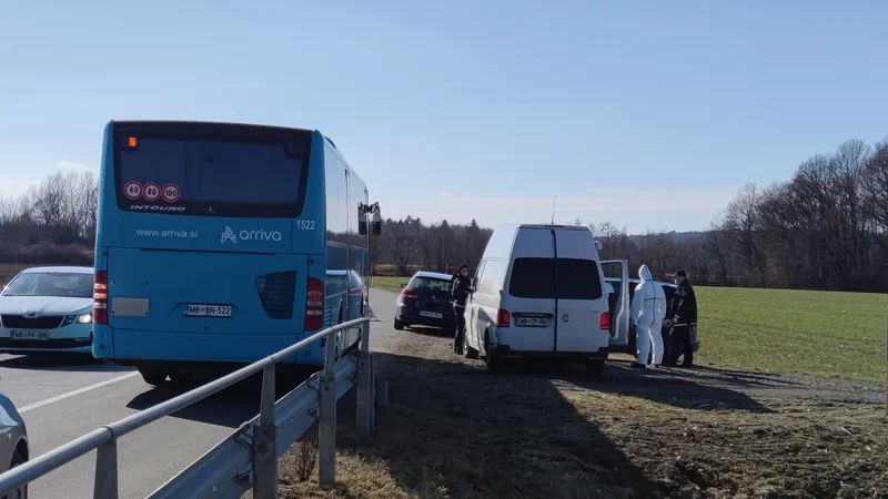 Fotografija: Policija je na prizorišču zločina iskala sledi. FOTO: Aleš Andlovič