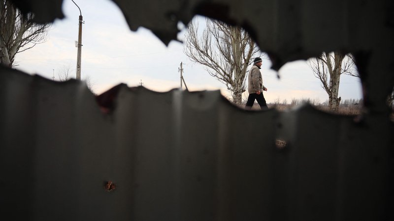 Fotografija: Iz Doneške ljudske republike, ki ji je Rusija priznala neodvisnost, poročajo o novih obstreljevanjih. FOTO: Aleksej Filipov/AFP
