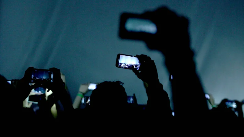 Fotografija: Čeprav je vsem znana nokijina melodija del skladbe španskega kitarista in skladatelja Francisca Tárrege, na koncert ali v gledališke dvorane zagotovo ne sodi - če seveda prihaja iz telefona. FOTO: Roman Šipić
