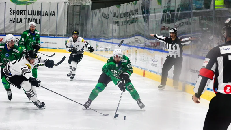 Fotografija: Hokejisti SŽ Olimpije so se pobrali po visokem porazu v Tivoliju. FOTO: Črt Piksi