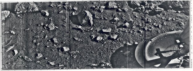 To je prva fotografija površja Marsa, ki jo je po pristanku na Zemljo poslal Viking 1. FOTO: Nasa
