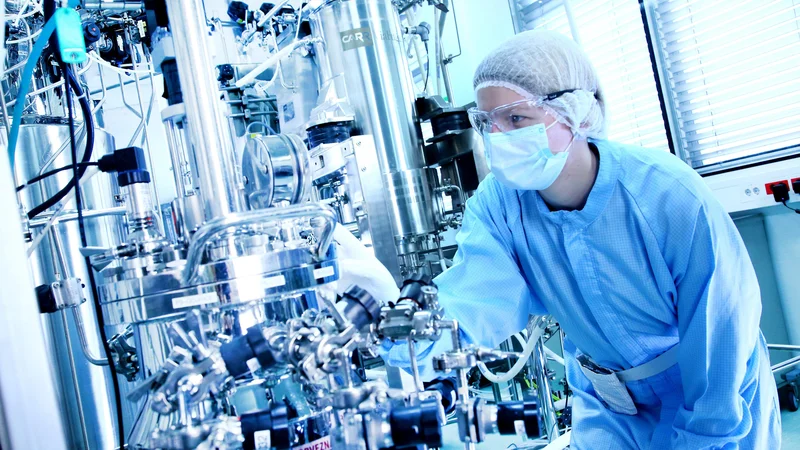 Fotografija: Slovenske lokacije postajajo za globalni Novartis vse bolj zanimive točke proizvodnje in razvoja. Fotografija je iz obrata za proizvodnjo bioloških učinkovin v Mengšu.
FOTO: Novartis