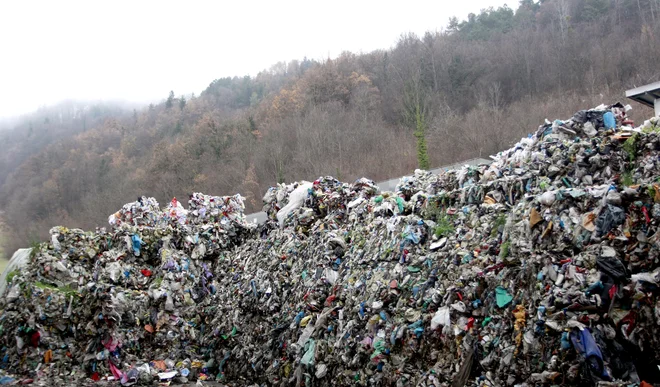 Gore odpadkov v Sloveniji: nekateri zanje krivijo netransparentnost in premalo nadzora. FOTO: Roman Šipić
