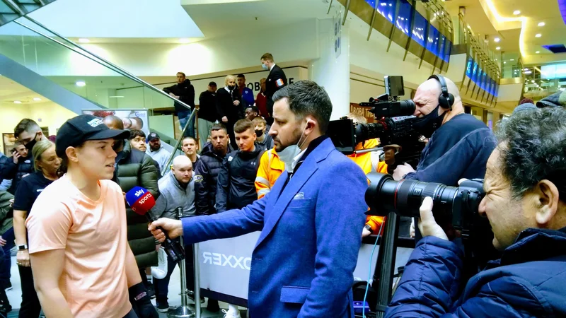 Fotografija: Uradni intervju Eme Kozin za televizijsko postajo SkySports je potrdil priljubljenost boksa na Otoku. FOTO: Miha Šimnovec