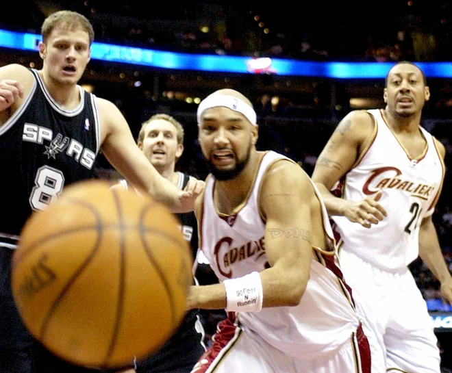 Rašo Nesterović (levo) in Sean Marks (v ozadju) med obračunom s Clevelandom leta 2006. Foto Ron Kuntz/Reuters
