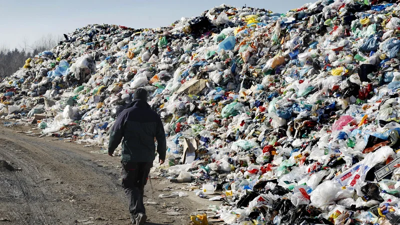 Fotografija: Kateri zakon o varstvu okolja bo tisti, ki bo vzpostavil učinkovit, pregleden in stroškovno optimalen sistem ravnanja z odpadki? FOTO: Leon Vidic/Delo