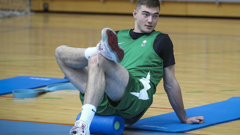 Fotografija: Žiga Samar med sredinim treningom v Kopru. Kot skoraj vsak jeseniški golobradec je v preteklosti pogosto vihtel tudi hokejsko palico. FOTO: Jože Suhadolnik/Delo